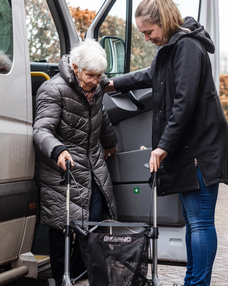 Onze bus brengt gasten met een vervoersindicatie naar de dagbeleving